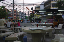 離開Night Market,人少少，又坐得舒服。