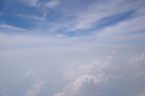 藍天白雲的天空。