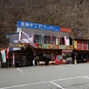 冷清的停車場，就知道附近餐廳生意有幾慘淡。