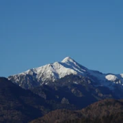 雪山除了是雪糕外，更是剛才走來地方。