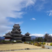 要進入松本城，就要走過這平地。