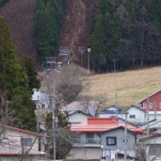 不知是疫情或是滑雪場未開，連登山吊車也沒有營業。