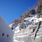 果然是建於山崖邊的車站。