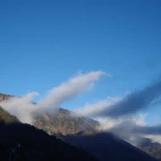 離開扇沢駅，還是那幾片的雲彩歡送我們。