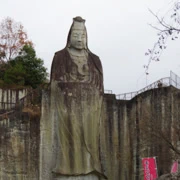 雖然朋友不是在山頂，但其實都有成幾層樓高。