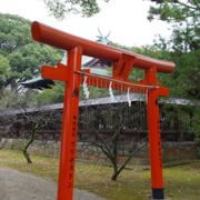 神社外的鳥居。