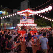 晚上公園內的群眾表演。