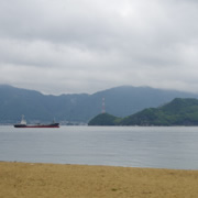 因島紀念公園旁的沙灘。