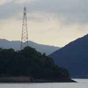 岩子島上的輸電塔。