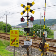 在FAMILYMART里庄里見店遇上了火車交流道。