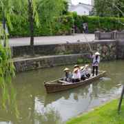 大熱天時河上暢遊，絕對沒有我們份。