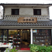 來到商店街入口。