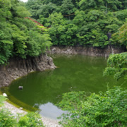 神龍湖另一邊。