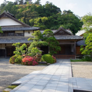 深入神社裡面。