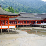 宮島神社內。