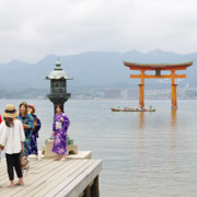 宮島神社內。