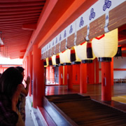 神社祈福中。