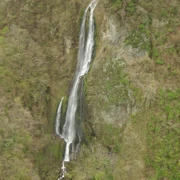 震動の滝・雄滝。