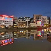 沒有相機，就只能用電話拍下今晚的福岡夜景。