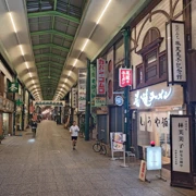 夜遊本通り商店街。