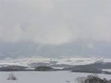 望去遠處，是湖是雪也分不清。