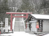 湯驛神社，如果不是下雪，真想走上去看看是甚麼模樣。