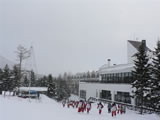 做日本學生真好，連滑雪也有教授。