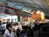 熟食攤位，無時無刻都迫滿人。
