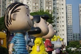 站於Snoopy World外的人物。