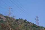 依山而建的輸電塔。