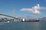 穿越昂船洲大橋的貨輪。