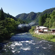 河、屋、樹、溫泉煙、藍天一應倶存。