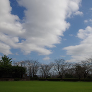 另一邊的天空卻是藍天白雲。