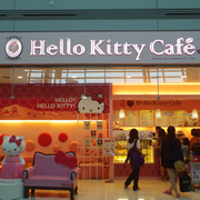 機場內居然有Hello Kitty Cafe。