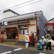 稻荷駅，就在神社正門對面。