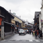 人車爭路的花見小路。