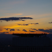 夕陽就是被隔離大廈全遮掩了。