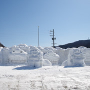 道の駅桜の郷荘川旁的雪雕。