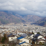 山上看松本市。