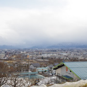 山上看松本市。