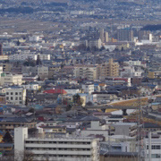 山上看松本市。