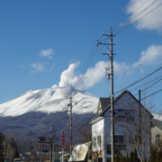 山上是火山爆發，定是溫泉煙來呢？