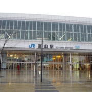 富山駅門外。