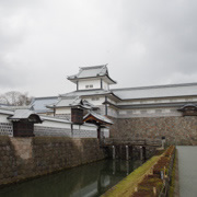 沿橋爪門走去三の丸広場。