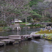 『雁行橋』，據說只要走過此橋就能長命百歲，但現已禁止通行。