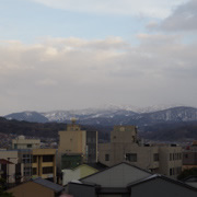 為了雪山，又爬上了路上的停車場。