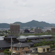 城依河流而建。