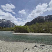 沿河邊前往河童橋。