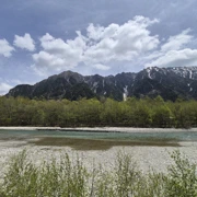 沿河邊前往河童橋。
