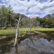 沿河邊前往河童橋。